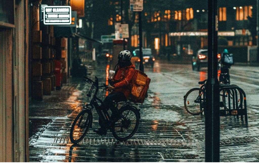 Why should you use a courier delivery service? 1