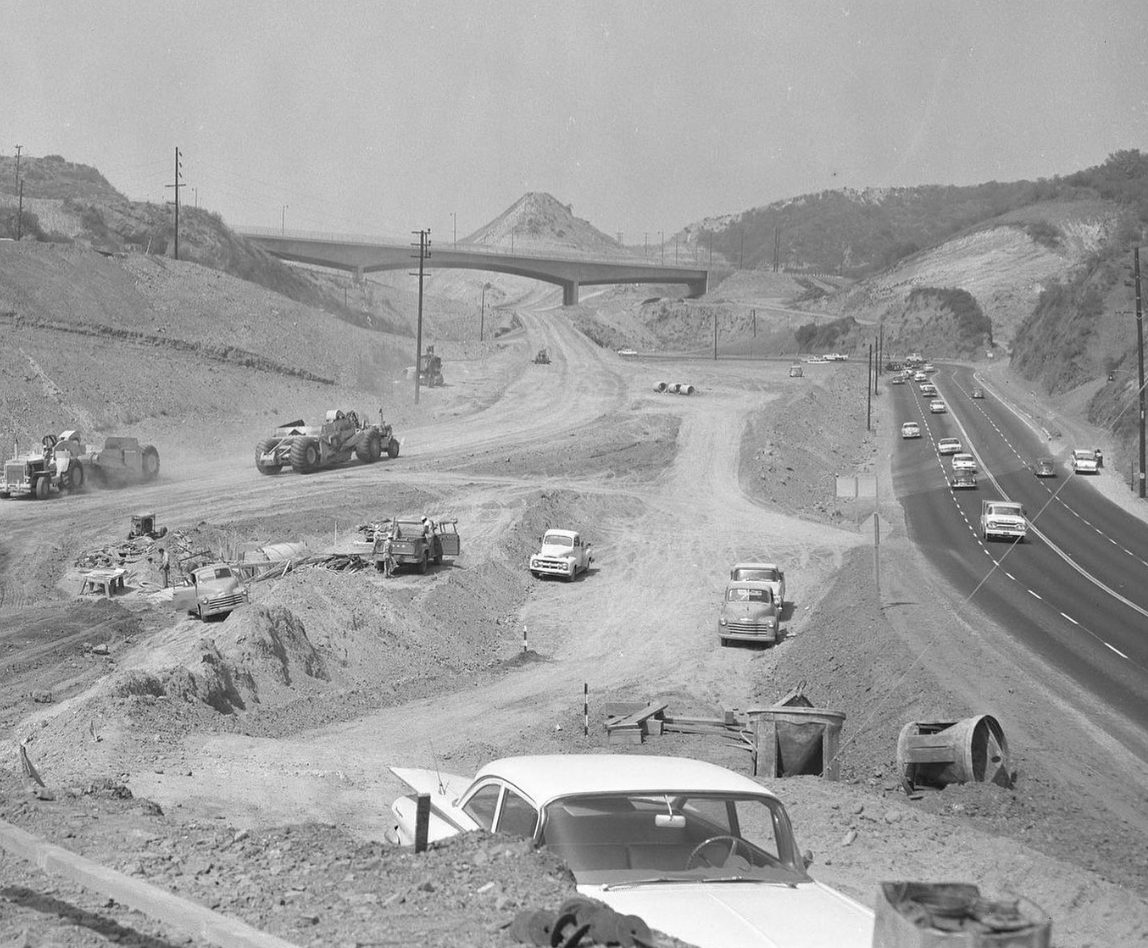 Historical photograph of the Sepulveda Pass construction on the 405 freeway, 1960